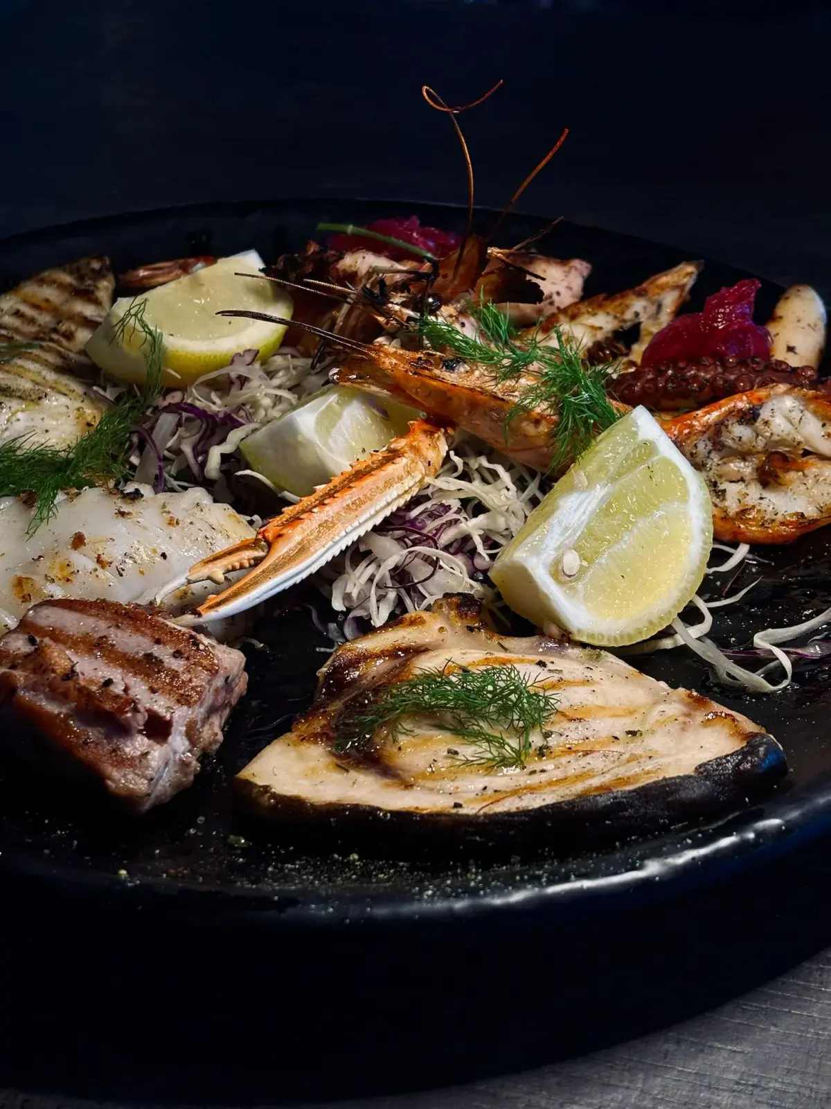 Grigliata mista di pesce con gamberi, scampi, polpo e limone
