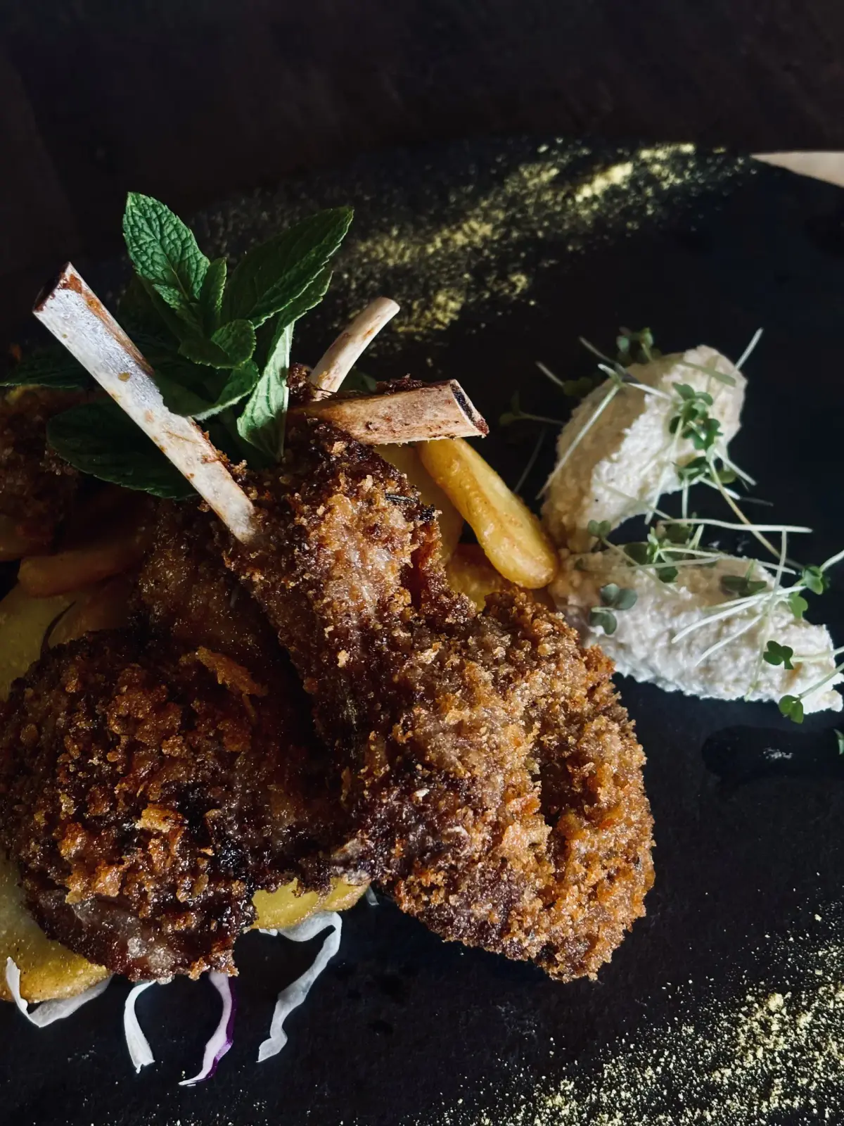 Costolette d'agnello impanate con menta e crema di formaggio