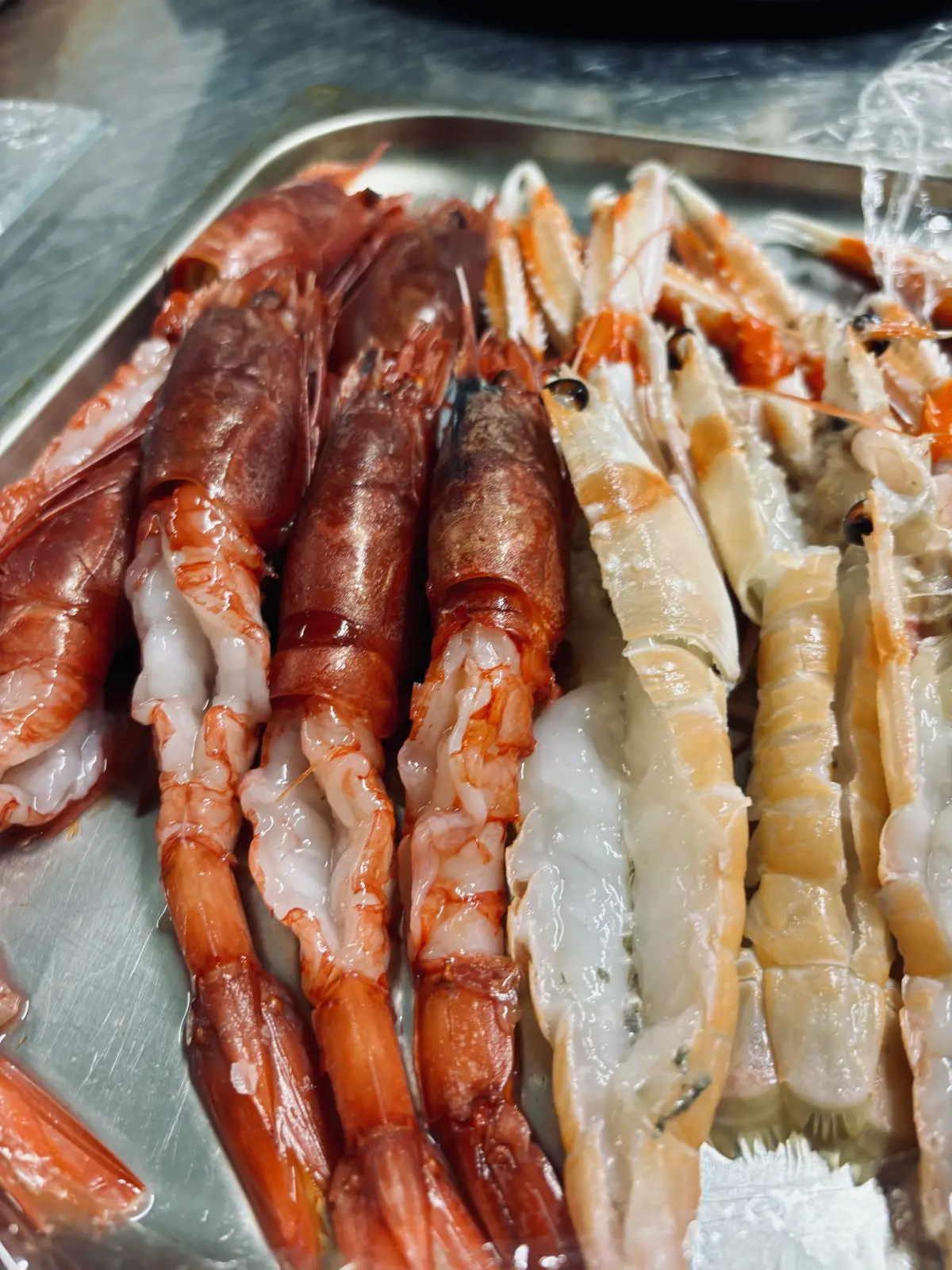 Gamberi rossi e scampi crudi appena arrivati in cucina