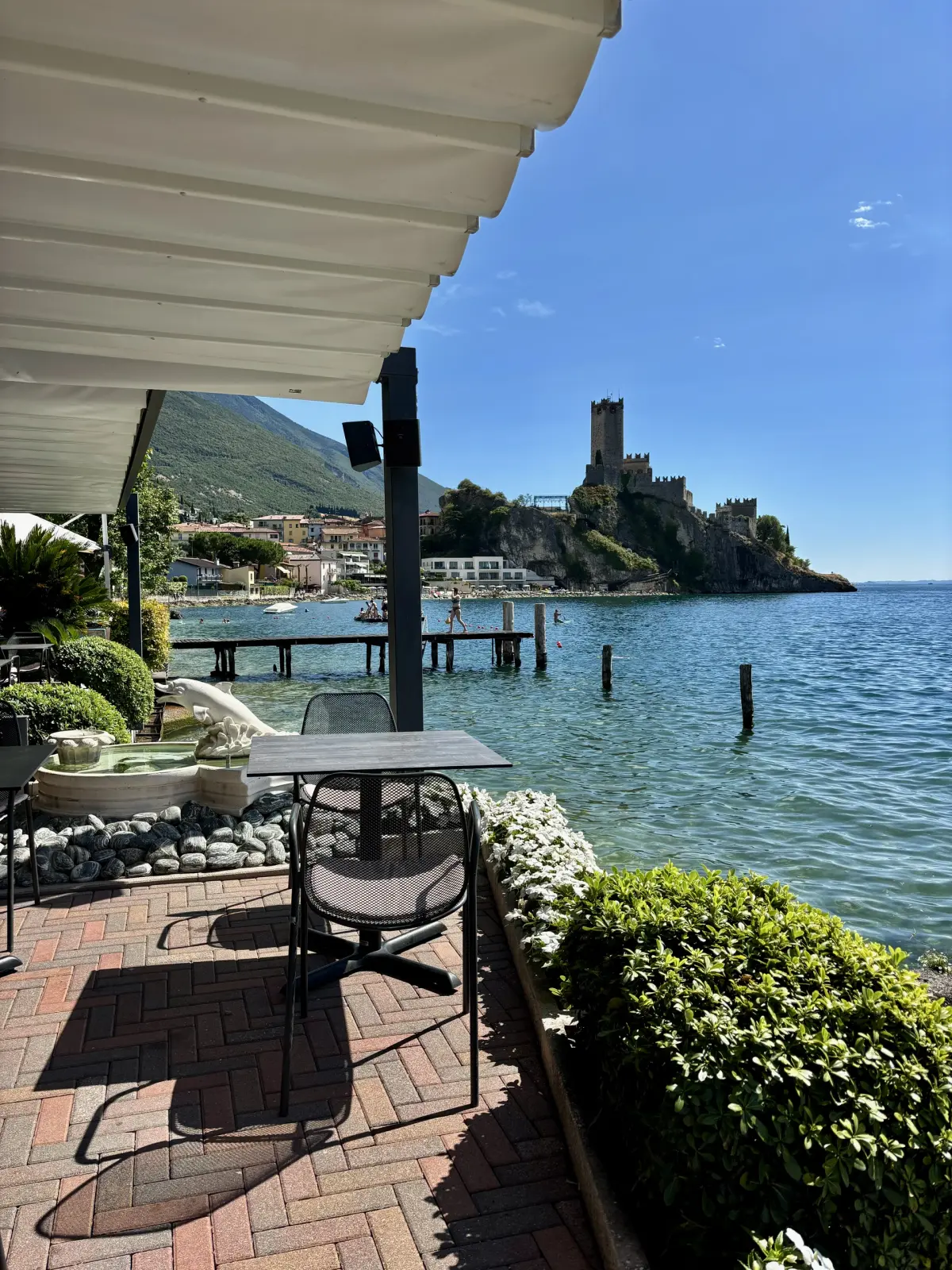 Tavolo della terrazza con vista sulla spiaggia e sul Castello Scaligero